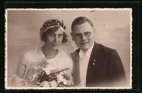 Foto-AK Hochzeitsfoto eines frisch vermählten Paares 1934