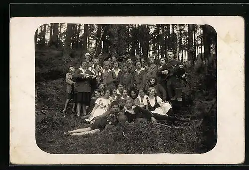 Foto-AK Gruppenfoto von Jugendlichen beim Camping