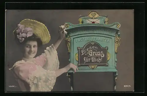 AK Dame mit Hut neben Postbriefkasten