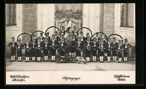 AK München, Fahnengruppe des Städtischen Waisenhauses