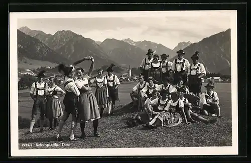 AK Oberstdorf, Schuhplattler Tanz vor Ortschaft und Alpenkulisse