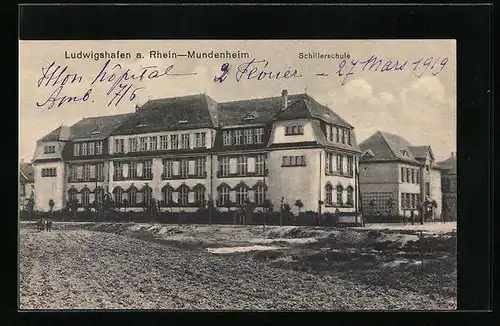 AK Ludwigshafen-Mundenheim, Gebäude der Schillerschule hinter einem Acker