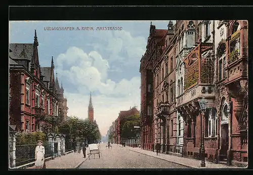 AK Ludwigshafen a. Rhein, Maxstrasse mit Passanten und Blick auf Kirchturm