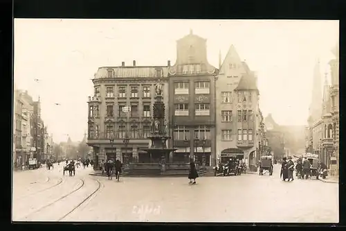 Foto-AK Lübeck, Am Klingenberg - Strassenszene am Siegesbrunnen