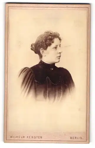 Fotografie Wilhelm Kersten, Berlin, Krausen-Str. 35, Junge Dame im schwarzen Kleid in Profilansicht