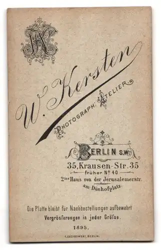 Fotografie Wilhelm Kersten, Berlin, Krausen-Str. 35, Junge Dame im schwarzen Kleid in Profilansicht