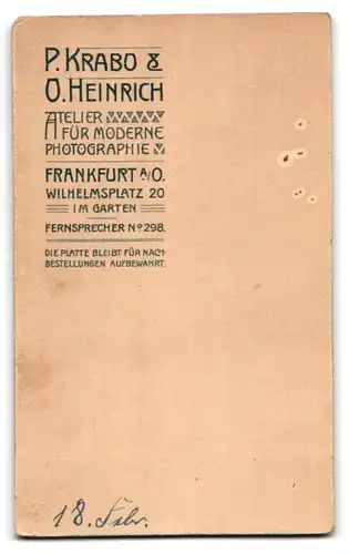 Fotografie P. Krabo & O. Heinrich, Frankfurt a. O., Kleinkind im weissen Kleid auf Felldecke