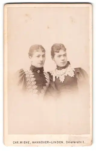 Fotografie Chr. Miehe, Hannover-Linden, Deisterstr. 1, Damen in schwarzen Kleidern mit Spitzendetails