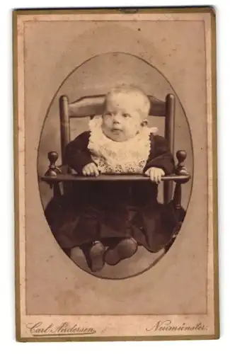 Fotografie Carl Andersen, Neumünster, Kleinkind im Kleidchen mit Lätzchen