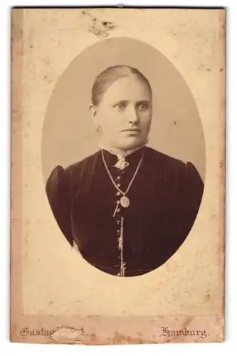 Fotografie Gustav Habel, Hamburg, Poolstrasse 18, Junge Dame im schwarzen Samtkleid