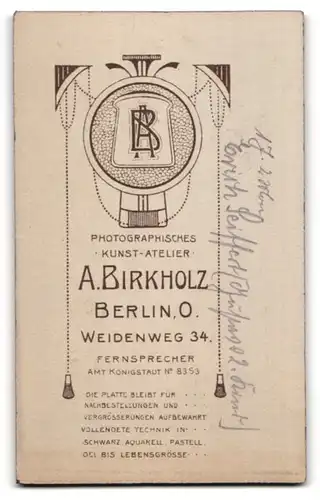 Fotografie A. Birkholz, Berlin, Weidenweg 34, Kleinkind im Kleid auf Pelzdecke