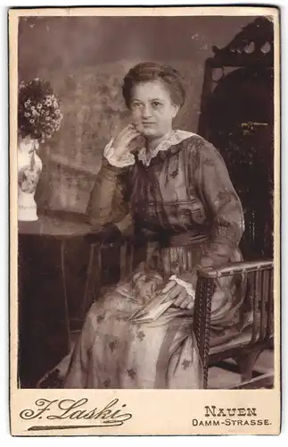 Fotografie F. Laski, Nauen, Damm-Strasse, Dame im Kleid mit Buch in der Hand