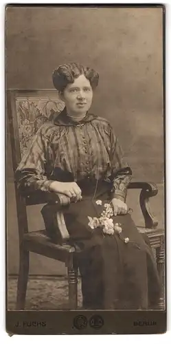 Fotografie J. Fuchs, Berlin, C. Rosenthalerstrasse 72A, Sitzende Dame mit Blumenbouquet in der Hand