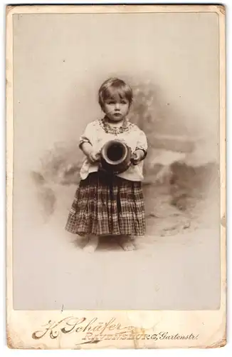 Fotografie K. Schäfer, Ravensburg, Gartenstrasse, Junges Mädchen im Kleid mit Tonkrug in den Händen