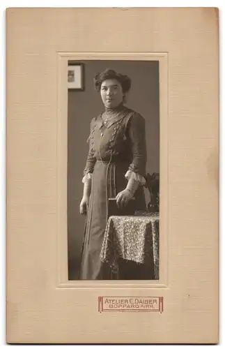 Fotografie Atelier C. Daiber, Boppard a. Rh., Dame im Kleid mit Buch in der Hand