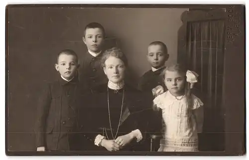 Fotografie Herm. Bock, Alfeld, Elegante Dame mit drei Knaben und einem Mädchen mit Haarschleife