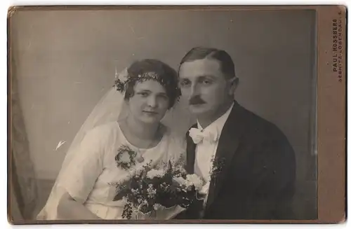 Fotografie Paul Rossberg, Sebnitz-Lobendau i. B., Frisch vermähltes Paar mit Blumenstrauss
