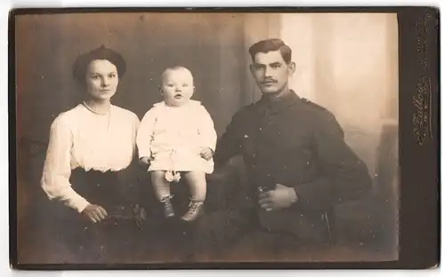 Fotografie P. Zallow, Berlin, Kottbusser Damm 29 /30, Junger Soldat mit Ehefrau und Kleinkind
