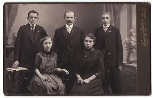 Fotografie Heinrich Schellhorn, Altona, Grosse Roosenstrasse 73, Traurig blickendes Paar mit drei halbwüchsigen Kindern