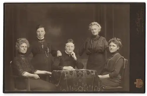 Fotografie M. Frölich, Flensburg, Norderhafenden 9, Fünf Damen in dunklen Sonntagskleidern an einem Tisch