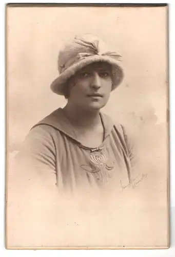 Fotografie unbekannter Fotograf und Ort, Junge Frau mit modernem zeitgenössischen Hut und besticktem Oberteil