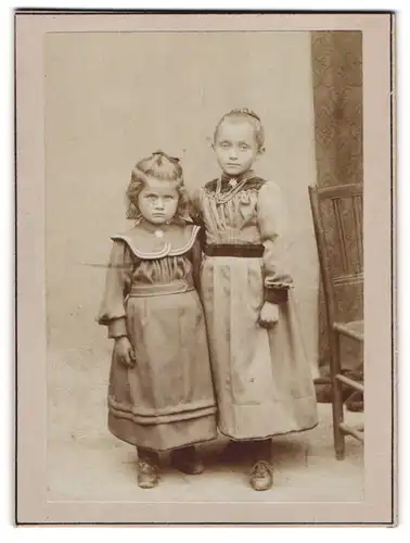 Fotografie E. Zinsel, Darmstadt, Riedeselstrasse 39, Zwei kleine Mädchen in zeitgenössischen Kleidern