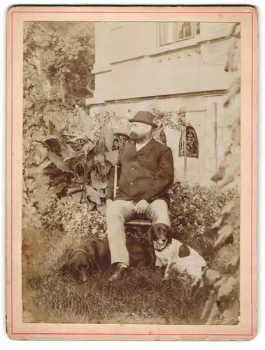 Fotografie unbekannter Fotograf und Ort, Mann mit Hütchen und Vollbart in einem Garten vor einer Hauswand