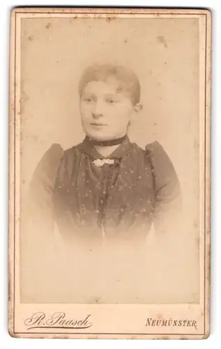 Fotografie R. Paasch, Neumünster, Friedrichstrasse 24, Junges Mädchen im Rüschenkleid mit Halsband