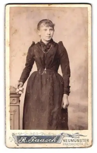 Fotografie R. Paasch, Neumünster, Friedrichstrasse 24, Junge Frau mit Stirnlocken im dunklen Sonntagskkleid