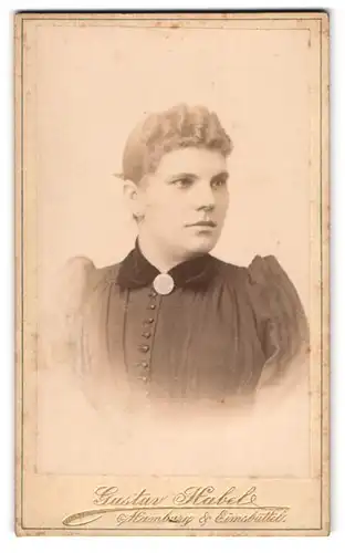 Fotografie Gustav Habel, Hamburg, Kaiser Wilhelmstrasse, Junge Frau mit Lockenfrisur und Brosche