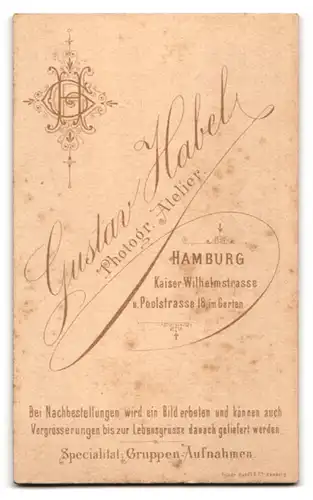 Fotografie Gustav Habel, Hamburg, Kaiser Wilhelmstrasse, Junges Mädchen mit Stirnlocken und Brosche