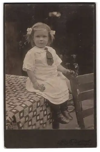 Fotografie Fr. Engelbrecht, Bünde i. W., Bahnhofstr. 30, Kleines Mädchen im weissen Kleid