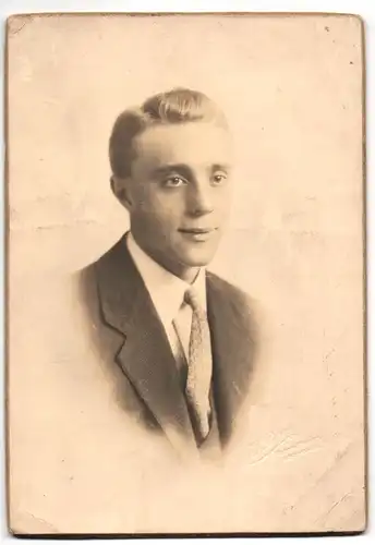 Fotografie J. W. Berry, Rochdale, Hudson Street, Junger Herr im Anzug mit Krawatte