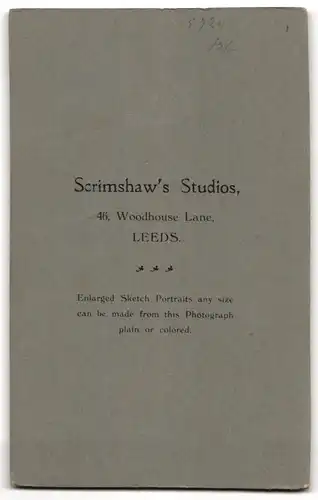 Fotografie Scirmshaw`s Studios, Leeds, 46, Woodhouse Lane, Bürgerliche Dame in hübscher Bluse mit Amulett