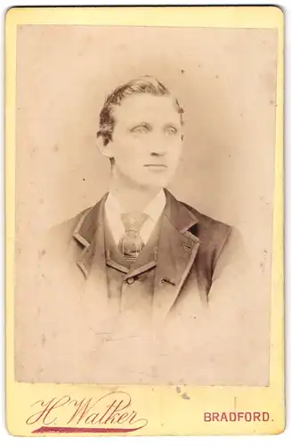 Fotografie H. Walker, Bradford, 150, College Road, Stattlicher Herr im Anzug mit Krawatte