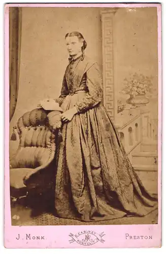 Fotografie J. Monk, Preston, Junge Dame im langen Kleid mit Buch