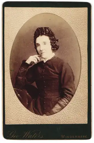 Fotografie Geo. Waters, Windermere, Ältere Dame im Kleid mit Haube