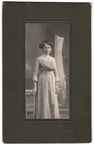 Fotografie Julius Siegel, Helmbrechts i. Bay., Junge Dame im modischen Kleid