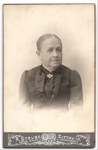 Fotografie H. Strube, Zittau i. S., Lessingstr. 14, Ältere Dame mit zurückgebundenem Haar