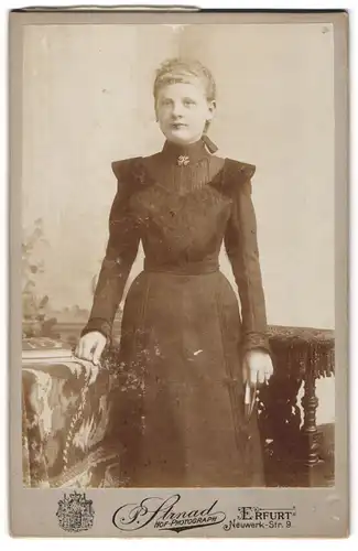 Fotografie P. Strnad, Erfurt, Neuwerk-Str. 9, Junge Dame im modischen Kleid