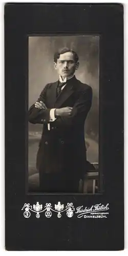 Fotografie Friedrich Fröhlich, Dinkelsbühl, Junger Herr im Anzug mit verschränkten Armen
