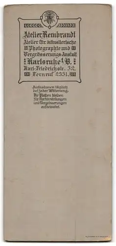 Fotografie Atelier Rembrandt, Karlsruhe i. B., Karl-Friedrichstr. 32, Brügerliche Dame in weisser Bluse mit Buch
