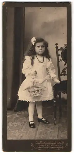 Fotografie M. Hentschel, Dresden-Löbtau, Reisewitzerstr. Ecke Kesselsdorferstr., Kleines Mädchen im Kleid mit einem Korb