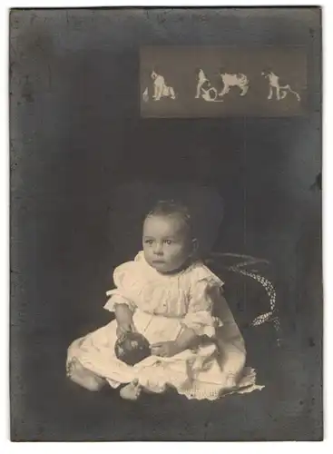 Fotografie unbekannter Fotograf und Ort, Süsses Kleinkind im Kleid mit einem Ball