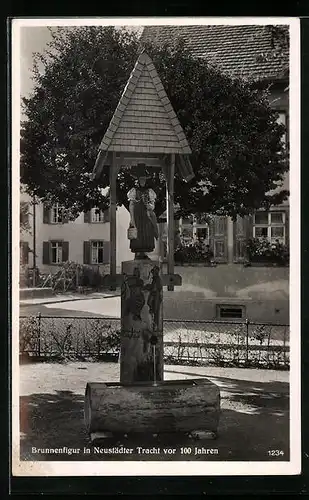 AK Neustadt /Schwarzwald, Brunnenfigur in Neustädter Tracht