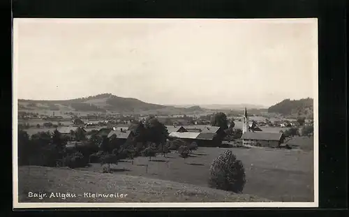 AK Kleinweiler /Bayr. Allgäu, Ortsansicht mit Umgebung
