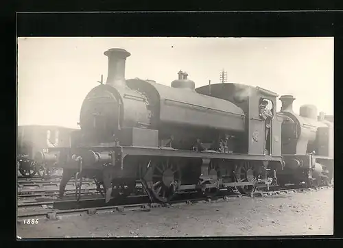 AK Englische Eisenbahn mit den Lokführern aus dem Fenster schauend