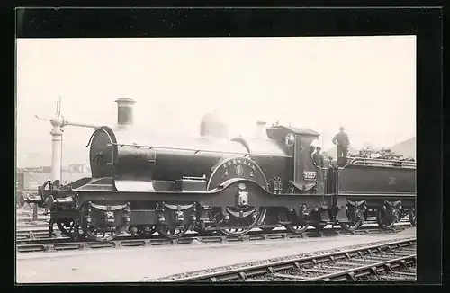 AK Englische Eisenbahn Nr. 3037 mit posierendem Bahnpersonal
