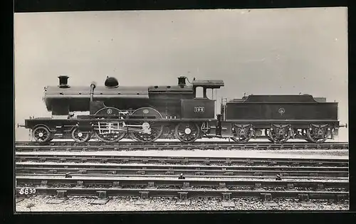 AK Englische Eisenbahn Nr. 104 auf den Gleisen abgestellt