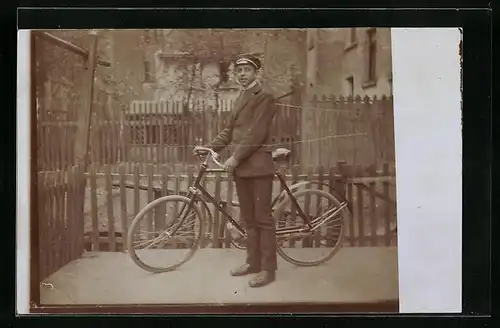 Foto-AK Beamter im jungen Alter mit seinem zeitgenössischen Fahrrad